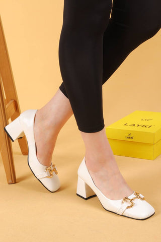 Beyaz Renkli Kemerli Kalın Topuklu Ayakkabı