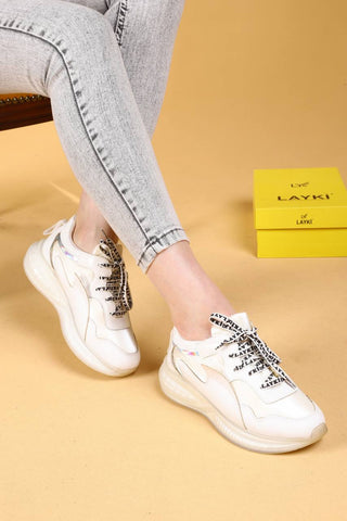 Beyaz Renkli Şeffaf Tabanlı Klasik Spor Ayakkabı