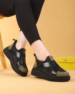 Layki Haki Yeşil Renk Detaylı Siyah Renkli Çapraz Lastikli Yürüyüş Ayakkabısı