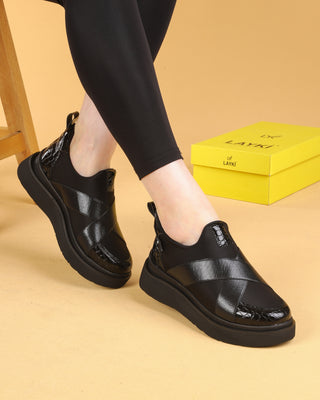 Layki Siyah Renk Detaylı Siyah Renkli Çapraz Lastikli Yürüyüş Ayakkabısı