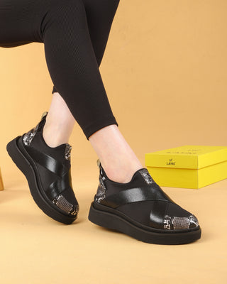 Layki Siyah Renk Detaylı Siyah Renkli Çapraz Lastikli Yürüyüş Ayakkabısı