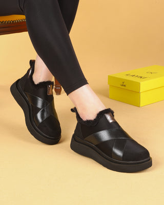 Layki Siyah Renkli Çapraz Bantlı Yürüyüş Ayakkabısı